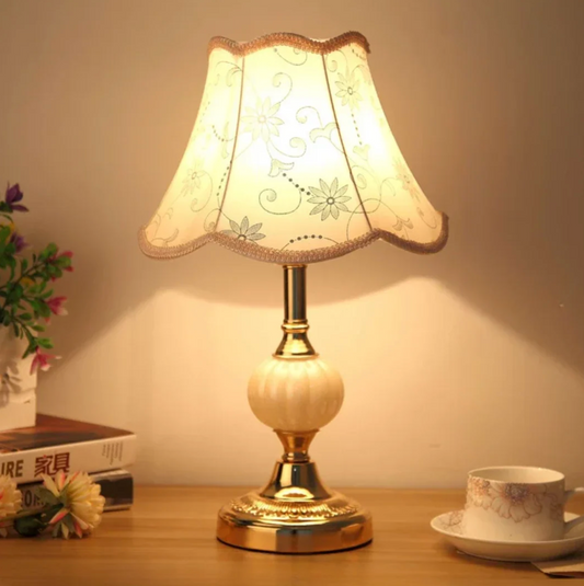 Classic Table Lamp with Decorative Shade – Retro Style Bedside Lamp