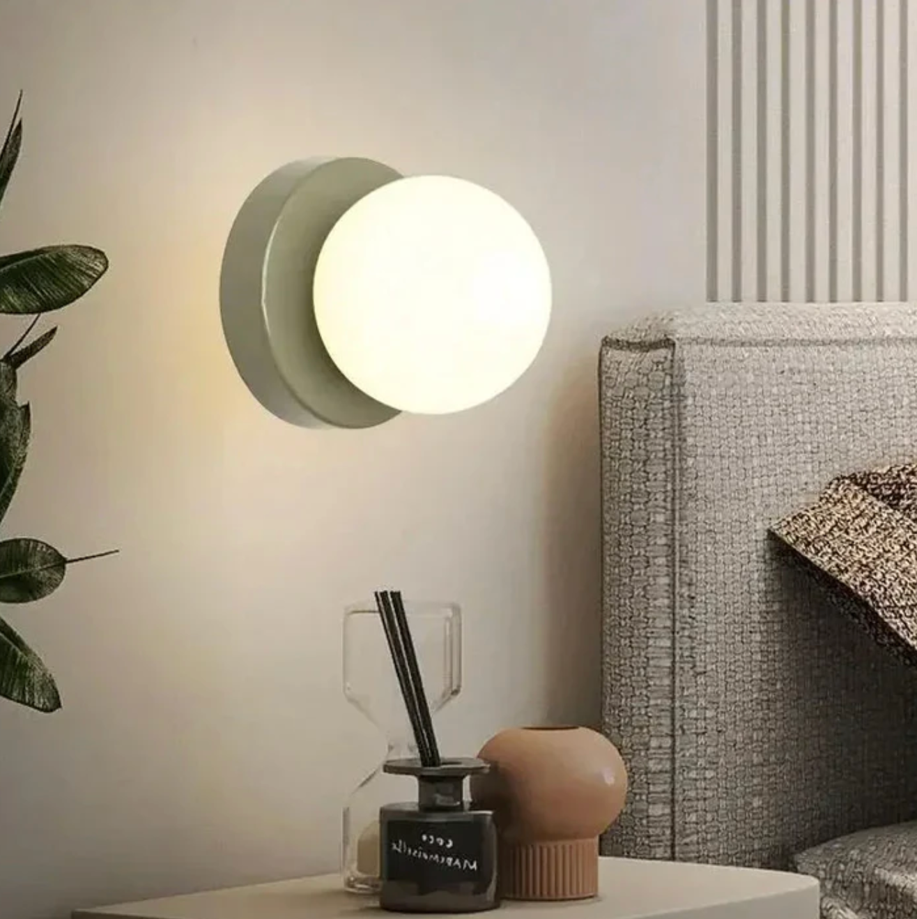Modern Wall Light with Globe Shade – Minimalist Design