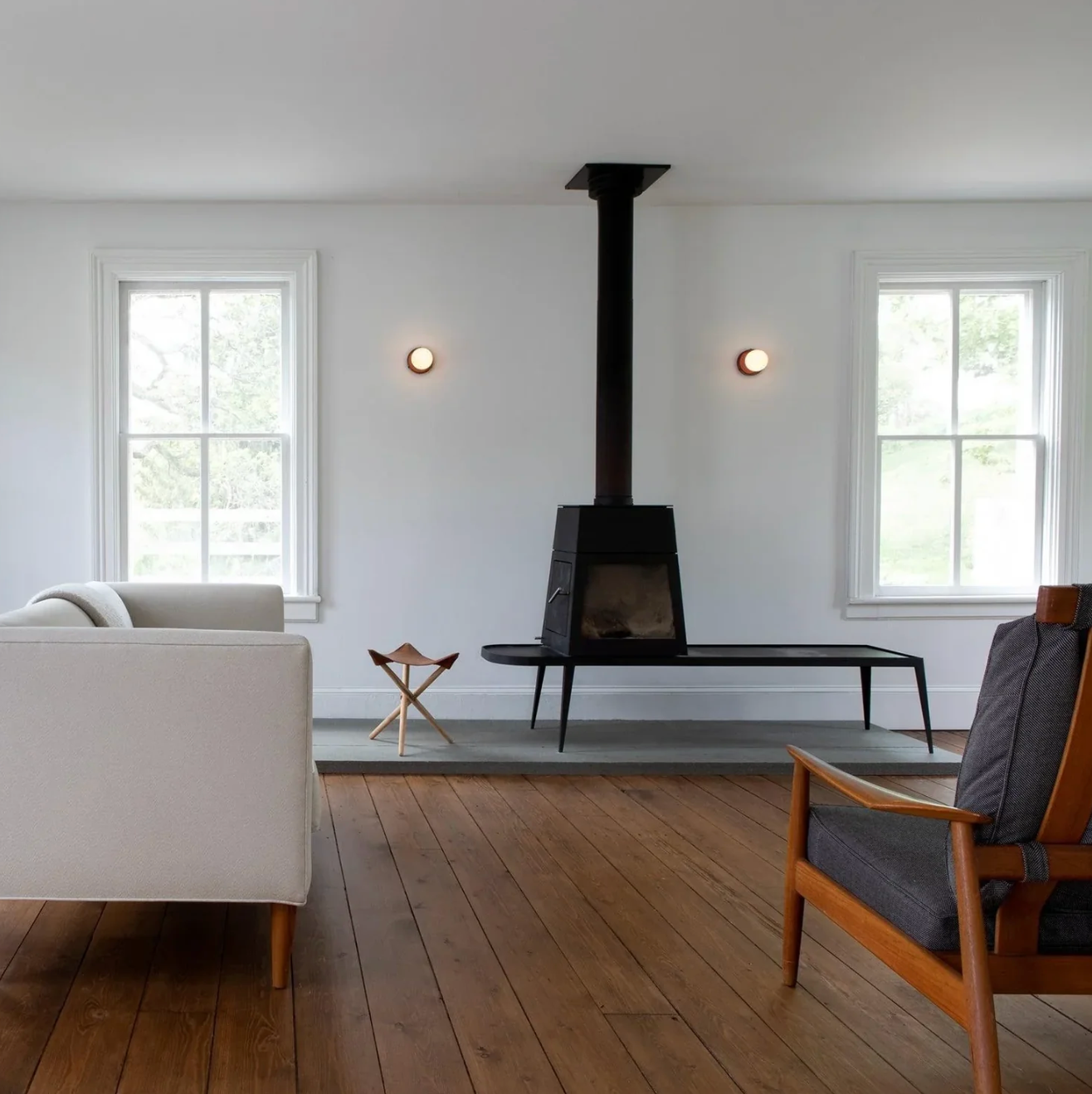 Modern Wall Light with Globe Shade – Minimalist Design