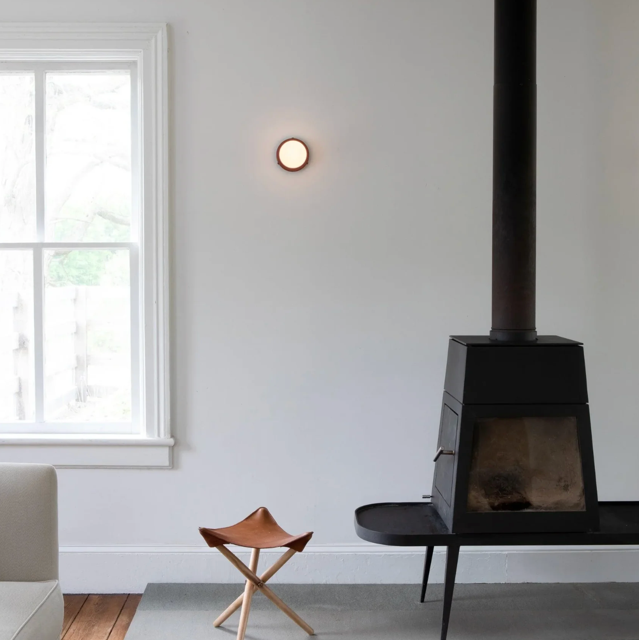 Modern Wall Light with Globe Shade – Minimalist Design