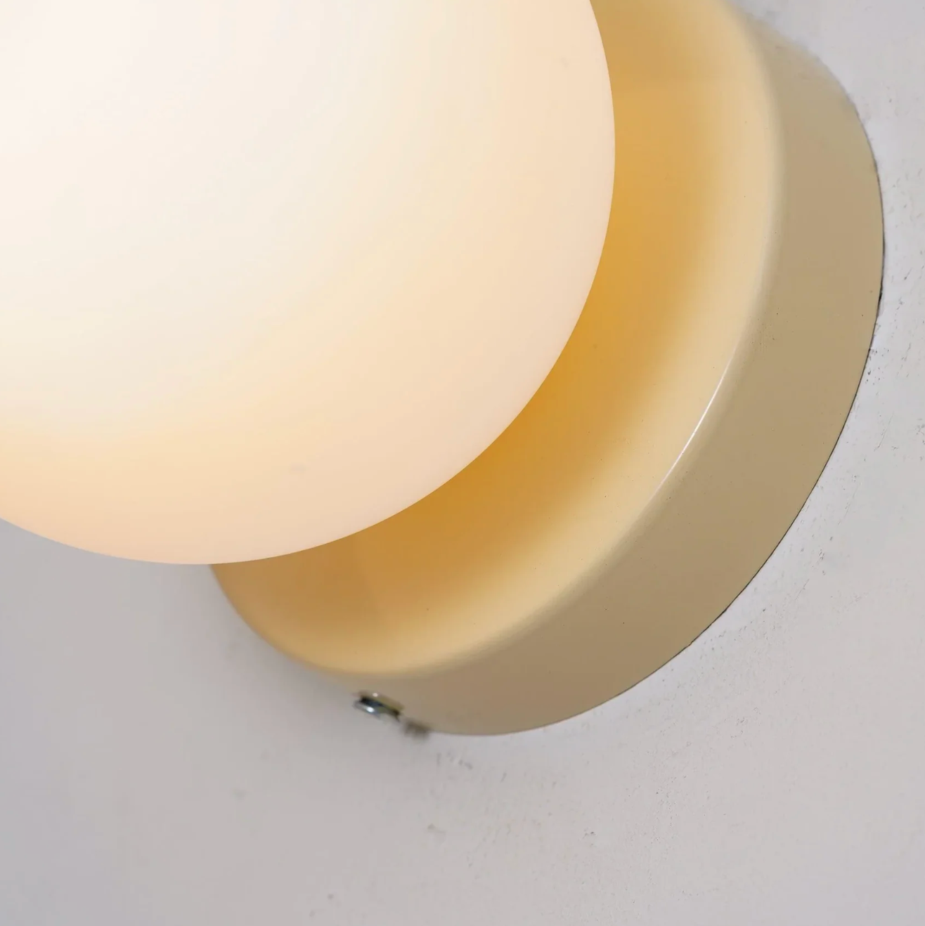 Modern Wall Light with Globe Shade – Minimalist Design