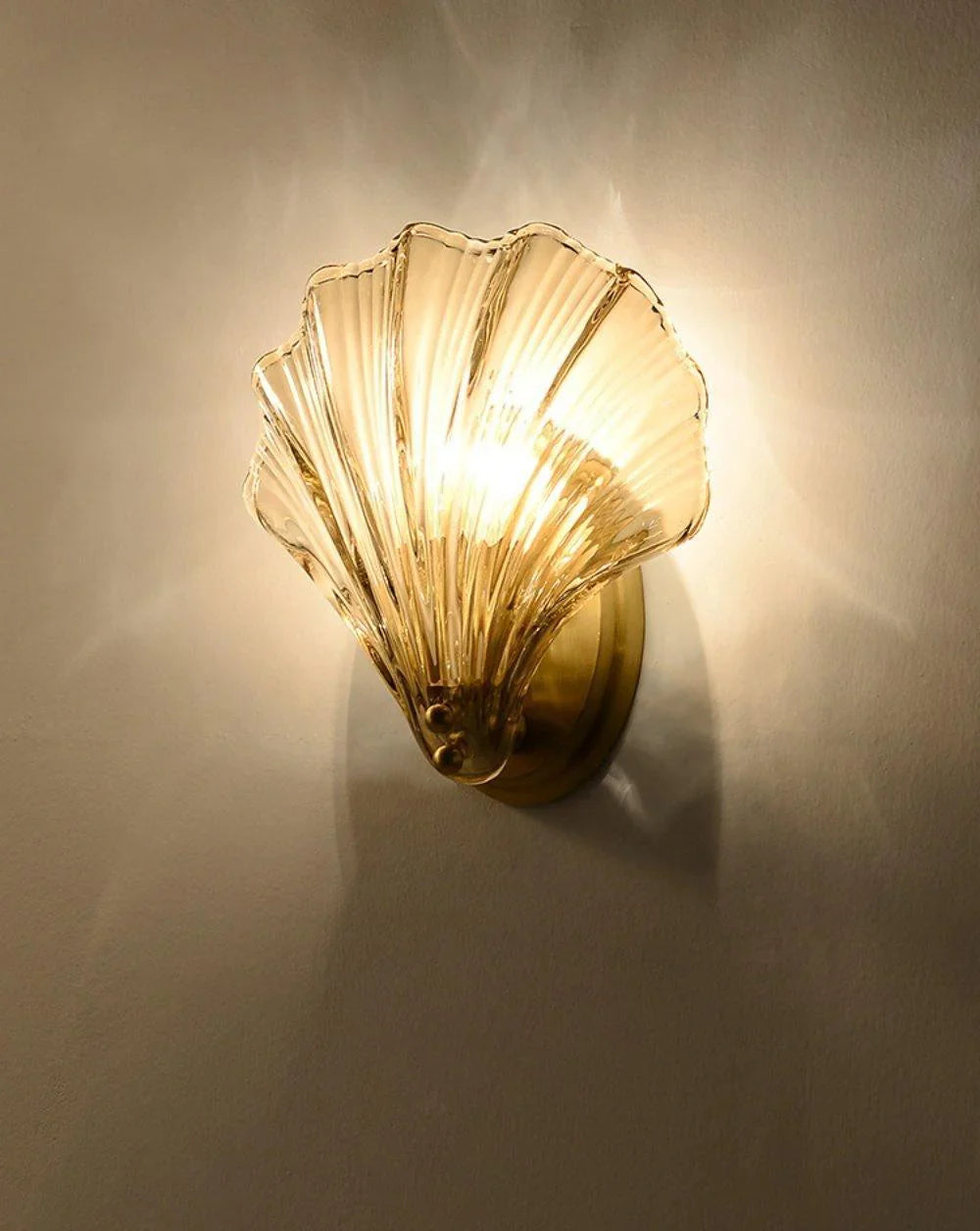 Shell-Shaped LED Wall Light – Elegant Brass and Glass Sconce