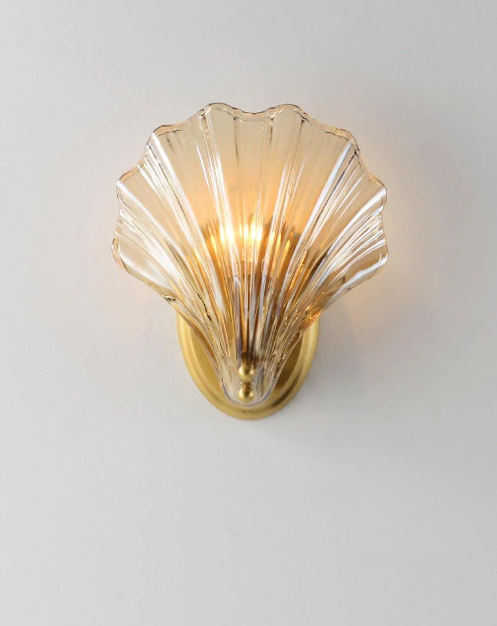 Shell-Shaped LED Wall Light – Elegant Brass and Glass Sconce