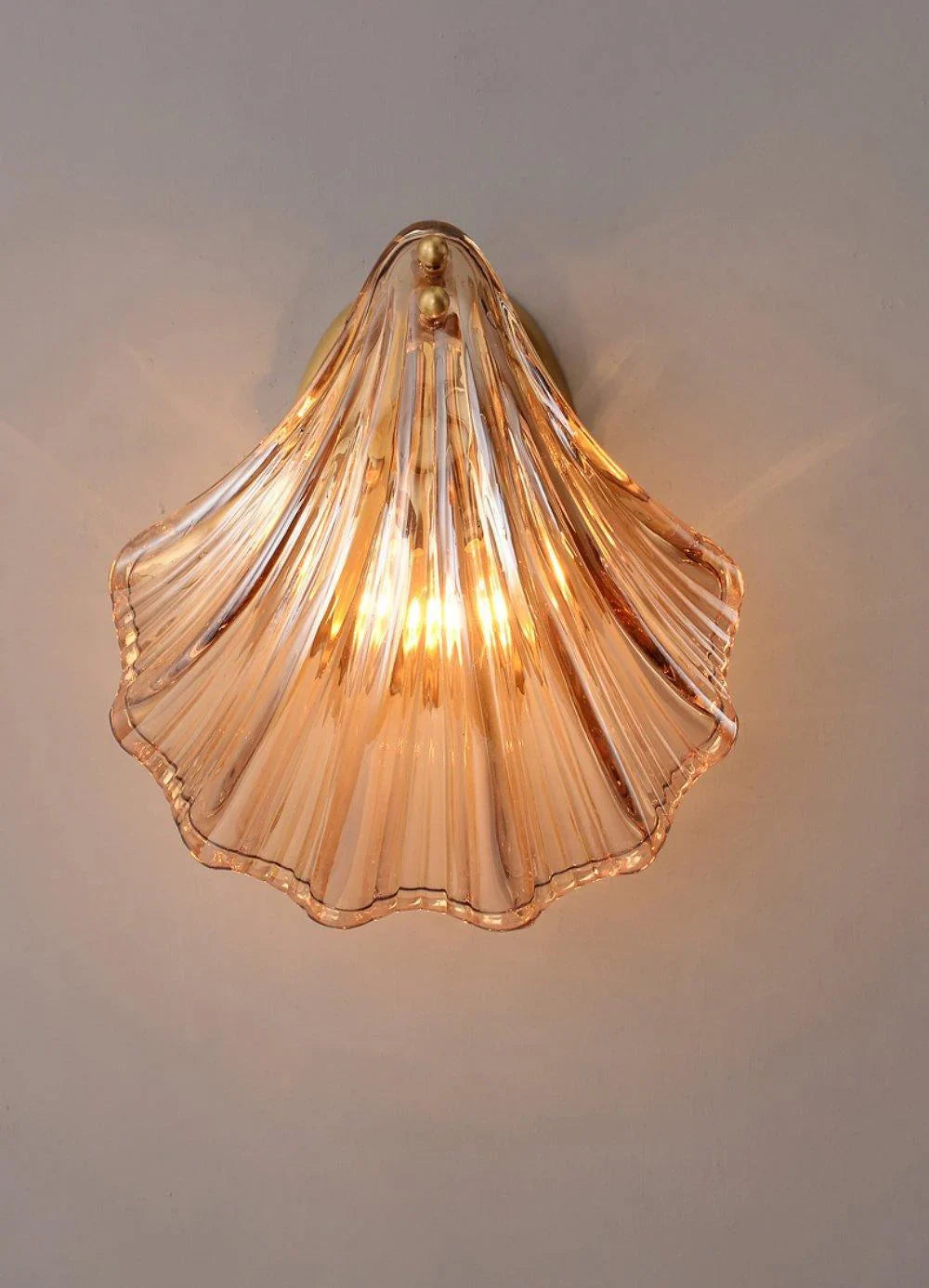 Shell-Shaped LED Wall Light – Elegant Brass and Glass Sconce